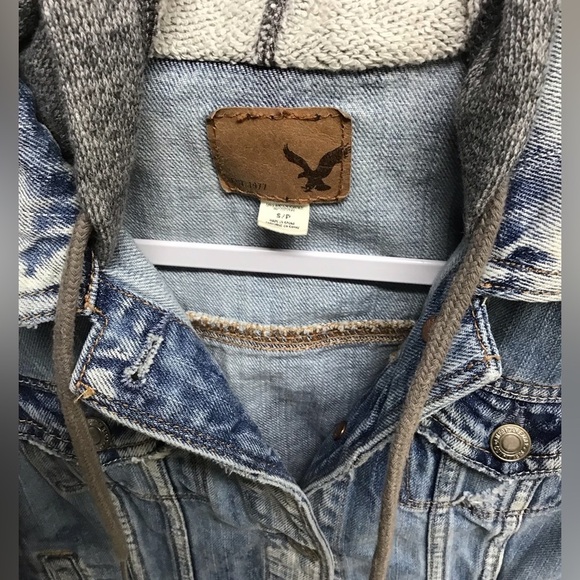 Distressed American Eagle Denim Jacket 💙 - Picture 2 of 3